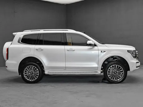 SUV dài hơn 5 mét, nội thất sang chảnh, công suất 877 mã lực, giá hơn 1,3 tỷ đồng