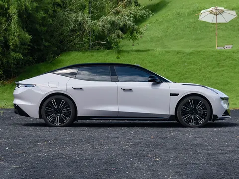 Xe sedan dài hơn 5 mét, công suất 523 mã lực, siêu tiết kiệm xăng, giá hơn 700 triệu đồng