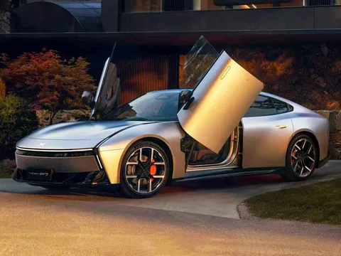 Xe sedan dùng cửa cắt kéo, công suất 594 mã lực, giá gần 1,5 tỷ đồng