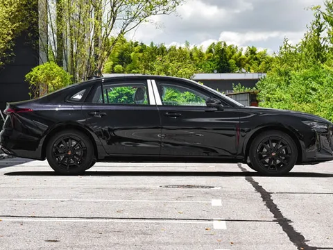 Xe sedan cùng phân khúc với Toyota Camry, thiết kế thể thao, giá hấp dẫn