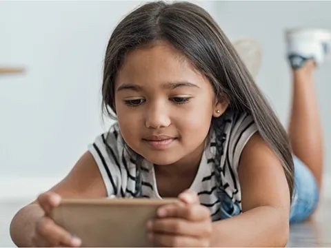 Trẻ xem nhiều điện thoại dễ mắc bệnh tim