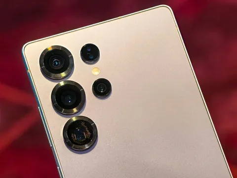 Samsung Galaxy S25 Ultra giảm giá 10,2 triệu đồng, ‘quyết đấu’ với iPhone 16 Pro Max