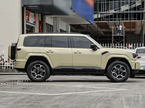 SUV địa hình dài 5,1 mét, công suất 687 mã lực, giá gần 1,2 tỷ đồng