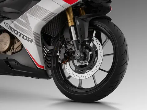 Sport bike 249cc, phanh ABS 2 kênh, giá hơn 62 triệu đồng, cạnh tranh với Honda CBR250RR