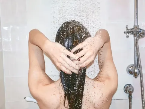 Nên tắm buổi sáng hay buổi tối? Chuyên gia vi sinh tiết lộ đáp án bất ngờ