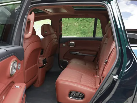 SUV dài hơn 5,1 mét, công suất 335 mã lực, nội thất tiện nghi, giá ngang Honda CR-V