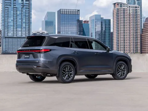 SUV 3 hàng ghế của Lexus chốt giá hơn 1,5 tỷ đồng