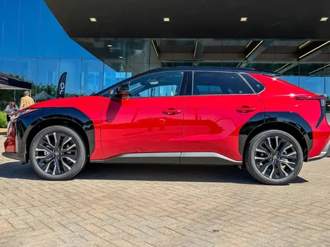 Xe điện Toyota bZ 2026 ra mắt, giá từ 920 triệu đồng