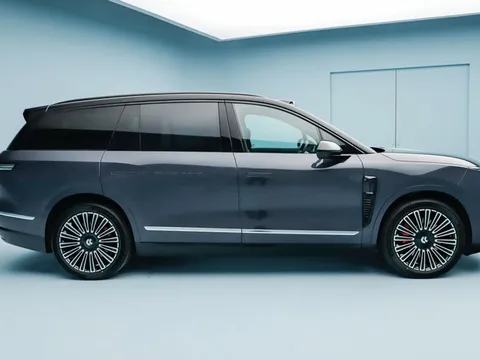 SUV dài gần 5,3 mét, công suất 707 mã lực, trang bị tối tân, giá hơn 1,5 tỷ đồng