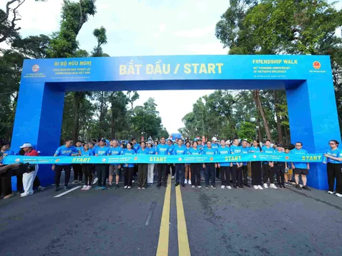 Gần 2000 người tham gia đi bộ mừng 80 năm ngành ngoại giao