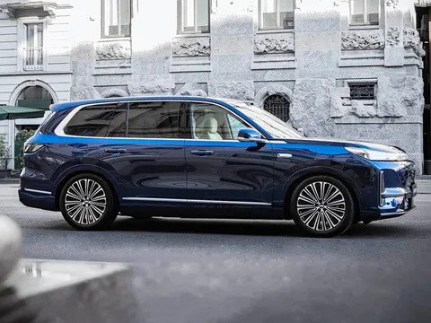 SUV dài hơn 5,2 mét, nội thất sang chảnh, công suất 882 mã lực, giá hơn 700 triệu đồng