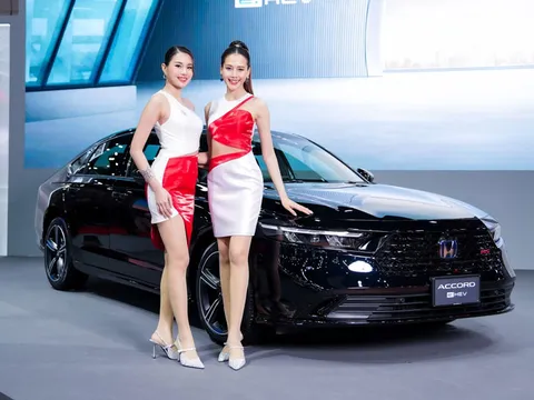 'Kẻ ngáng đường' Toyota Camry trình làng: Động cơ hybrid, giá hơn 1,2 tỷ đồng