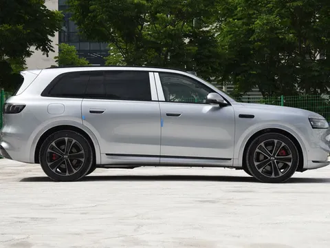 SUV hạng sang dài gần 5,2 mét, công suất 519 mã lực, trang bị hiện đại, giá hơn 1,3 tỷ