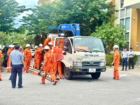 Hơn 200 người hỗ trợ Hà Tĩnh khắc phục lưới điện sau bão số 5