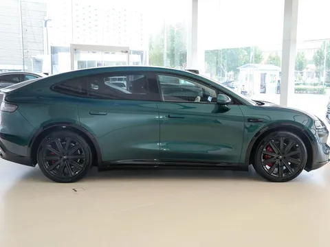 Xe gầm cao trang bị ‘đỉnh nóc’, công suất 512 mã lực, giá hơn 900 triệu đồng