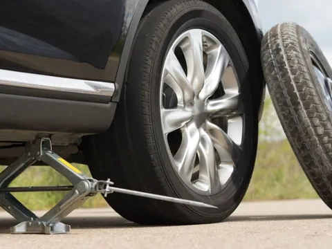 Vì sao cao su tự nhiên có màu trắng nhưng lốp xe lại có màu đen?