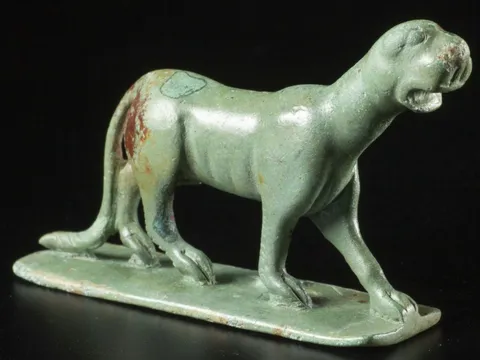 Tượng báo đồng ở thị trấn cổ xưa hé lộ nhiều bí ẩn 