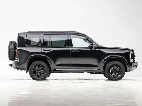 SUV địa hình dài hơn 5 mét, thiết kế cá tính, giá gần 900 triệu đồng