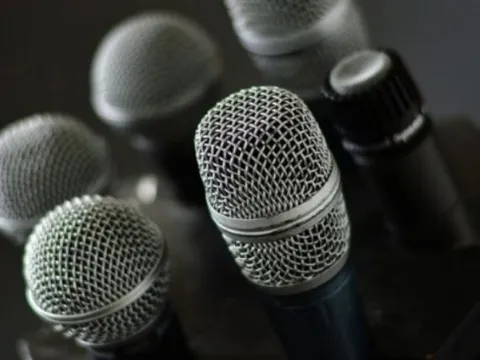 Cẩn thận bị phạt khi mua micro không dây 'lậu'