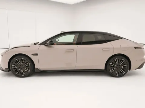 Xe sedan lớn hơn Toyota Camry, công suất 530 mã lực, giá hơn 700 triệu đồng