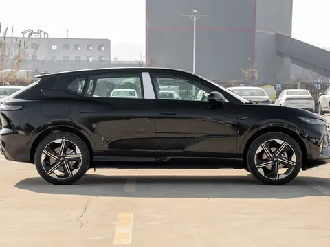 Xe gầm cao công suất 543 mã lực, trang bị hào phóng, giá 750 triệu đồng