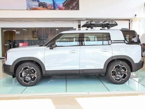 SUV địa hình siêu hầm hố, giá ‘mềm’