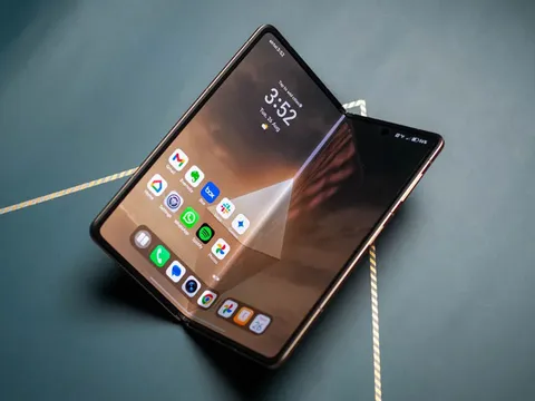 Siêu phẩm smartphone màn hình gập giá hơn 61 triệu đồng, cạnh tranh Samsung Galaxy Z Fold7 