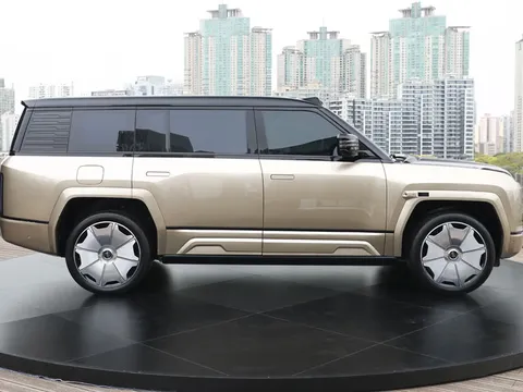 SUV siêu to, công suất 1.196 mã lực, quay 360 độ tại chỗ, giá hơn 4,8 tỷ đồng