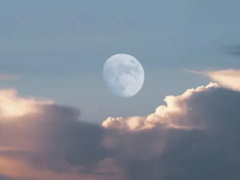 Khám phá bí ẩn thiên văn: Lý do Mặt Trăng xuất hiện giữa ban ngày