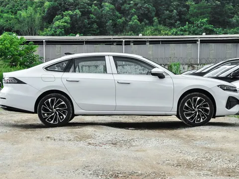 Xe sedan hạng C dùng động cơ tăng áp, giá gần 450 triệu đồng