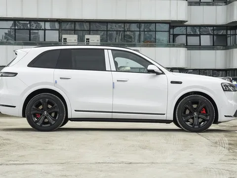 SUV hạng sang dài hơn 5 mét, công suất 526 mã lực, giá gần 1,1 tỷ đồng