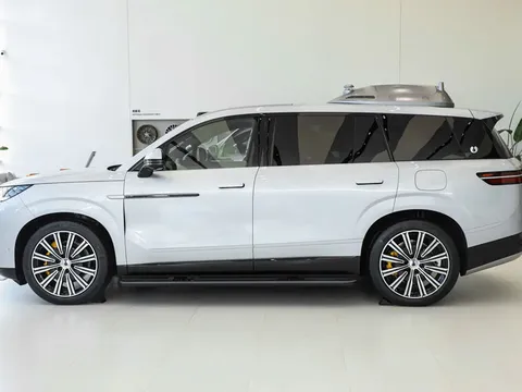 SUV hạng sang dài hơn 5,2 mét, công suất 952 mã lực, giá hơn 1,4 tỷ đồng