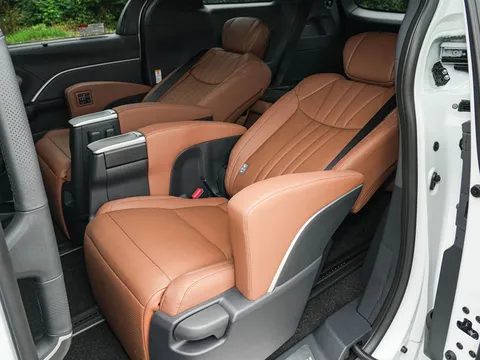 Toyota giới thiệu xe MPV hybrid giá hơn 1,2 tỷ đồng, so kè cùng Kia Carnival