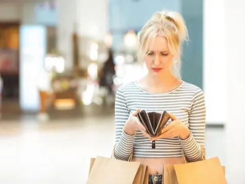 Những khoản chi âm thầm 'đốt tiền' khiến bạn khó 'thoát nghèo'