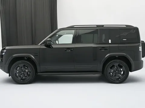 SUV siêu hầm hố, công suất 490 mã lực, giá từ 666 triệu đồng