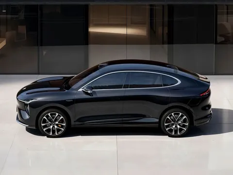 SUV coupe nội thất sang chảnh, công suất 680 mã lực, giá hơn 730 triệu đồng