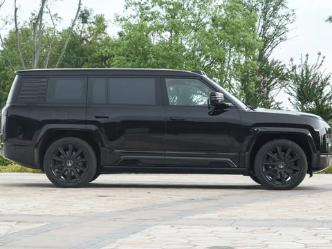 SUV dài 5,4 mét, công suất 1.180 mã lực, công nghệ tối tân, giá hơn 4,7 tỷ đồng