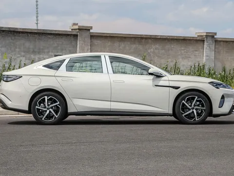 Đối thủ của Toyota Camry ra mắt: Động cơ PHEV, giá từ 555 triệu đồng