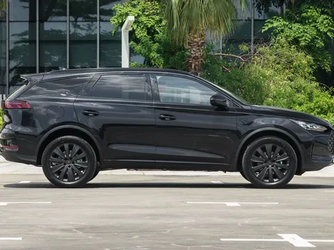 SUV lớn hơn Hyundai Santa Fe, di chuyển 175km không cần đổ xăng, giá hấp dẫn