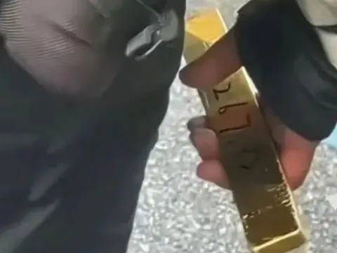 Phát hiện thỏi vàng hơn 2kg, nam shipper lập tức nộp cho cảnh sát