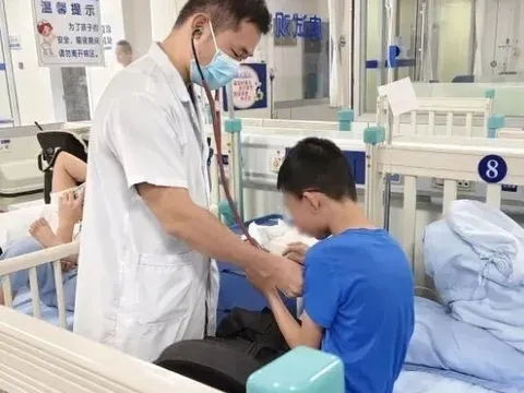 Bé trai 11 tuổi nhập viện vì học liên tục 14 giờ