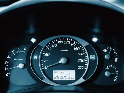 Vì sao đồng hồ ô tô hiển thị giới hạn tốc độ vượt xa giới hạn cho phép?