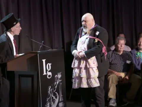 Chế độ ăn kiêng Teflon, Bò ngựa vằn và sữa tỏi: Những nghiên cứu độc lạ chiến thắng tại Giải Ig Nobel lần thứ 35