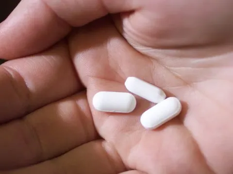 Loại thuốc uống giảm đau đầu phổ biến, giá rẻ có thể ngăn ung thư nguy hiểm tái phát