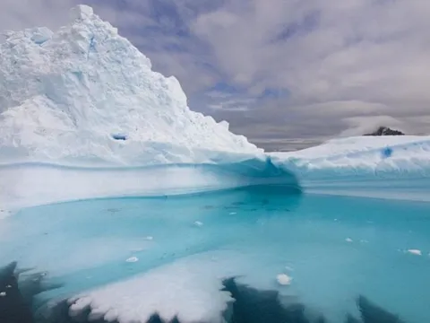 Giải mã bí ẩn: Vì sao nước trong suốt nhưng tuyết lại trắng xóa?