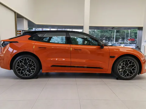 Xe hơi hạng sang trang bị tối tân, công suất ngang siêu xe, giá gần 1 tỷ đồng