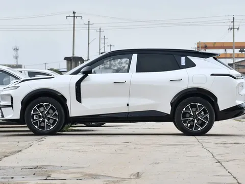 SUV hạng D công suất 613 mã lực, nội thất tiện nghi, giá 651 triệu đồng, cạnh tranh Hyundai Santa Fe