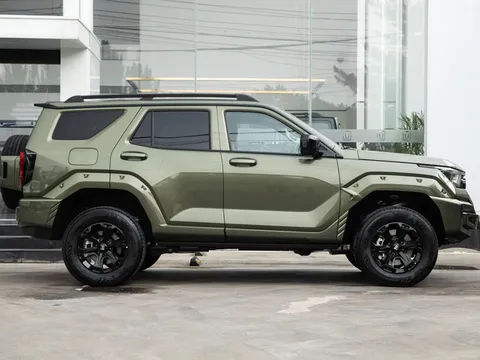 SUV địa dài gần 5 mét, thiết kế hầm hố, giá gần 1 tỷ đồng