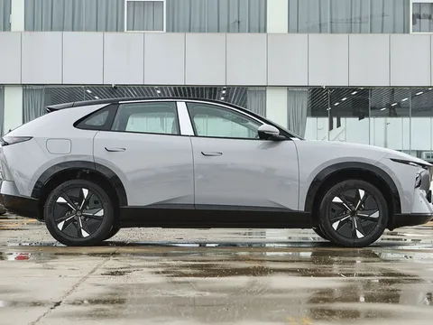 SUV hạng D hoàn toàn mới của Mazda chốt giá gần 450 triệu đồng