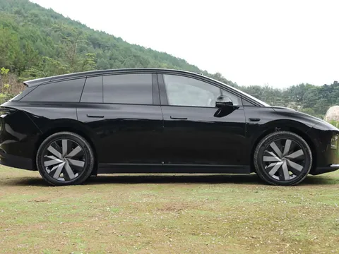 SUV dài hơn 4,9 mét, công suất 536 mã lực, hệ thống treo khí nén, giá hơn 920 triệu đồng